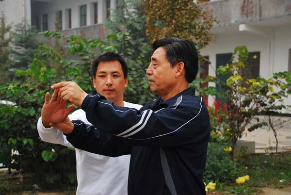 陈小星大师为其指导拳架