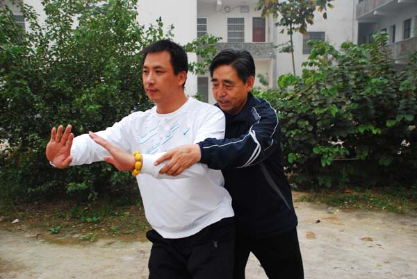 陈小星大师为其指导拳架