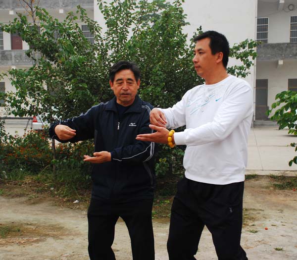 陈小星大师为其指导拳架