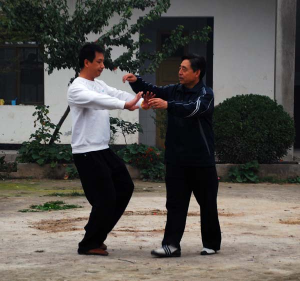 陈小星大师为其指导拳架