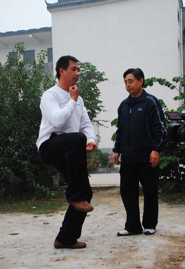 陈小星大师为其指导拳架