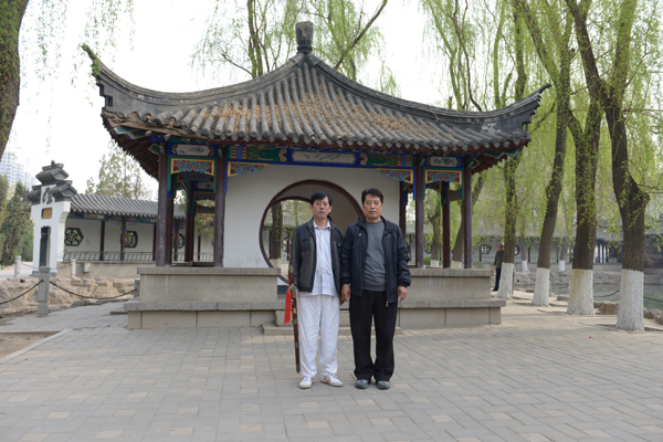 谢明广与师父谢广田合影