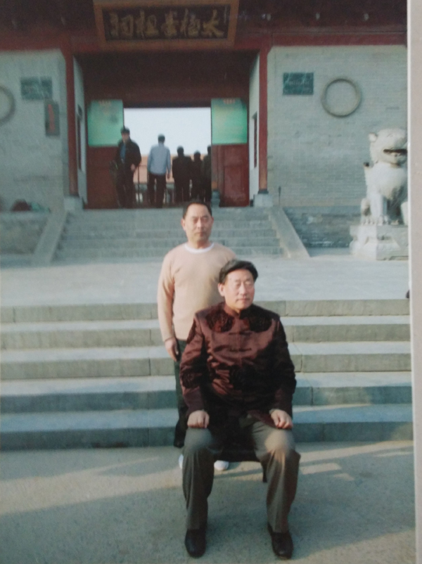 与师父合影
