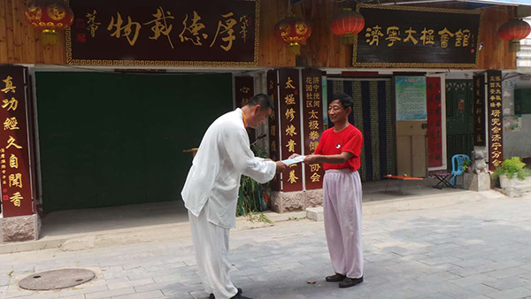 傅君老师为刘同颁奖