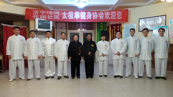 刘同与师兄们和老师合影留念