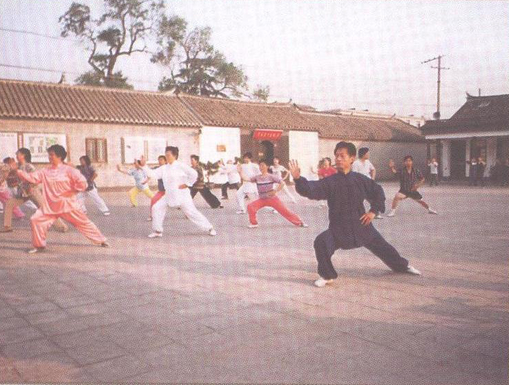 在周恩来故居晨练点教学陈式太极拳