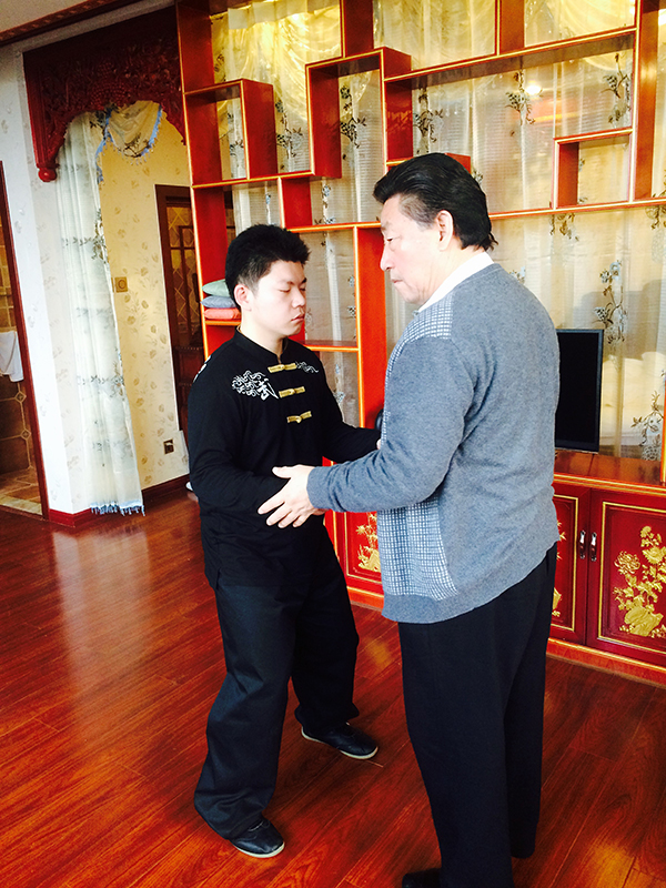 师父在卧室授艺