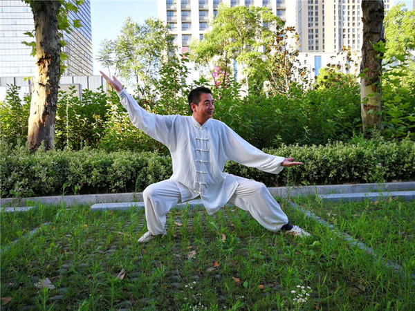 郁彬