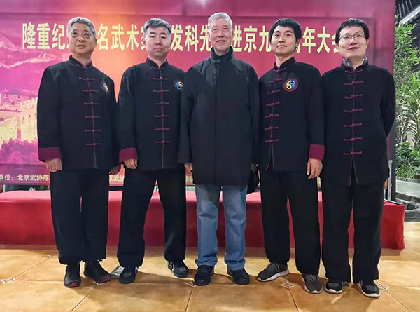 何雄