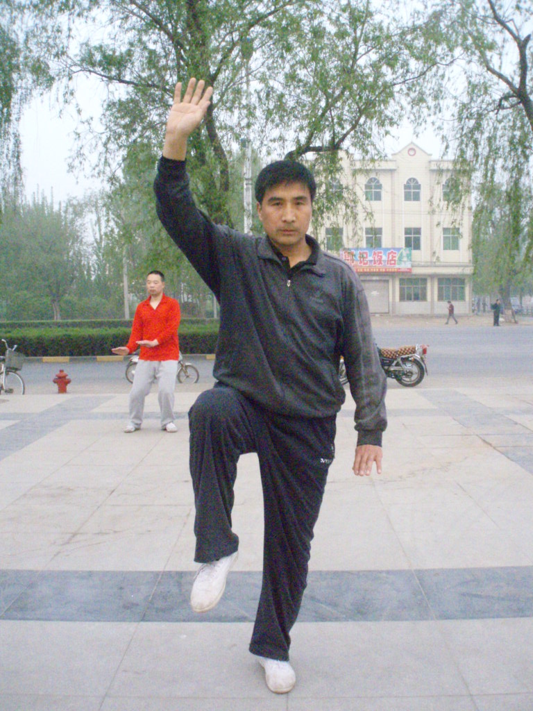 本人姓名 杨智寿 性别 男 出生 1960.2 老师姓名 范玉军 学拳时间 2006.4 学习项目 陈式太极拳 联系电话 13938151296 籍贯 河南省修武县西村乡东交口村 师承:范玉军先生 1982年毕业许昌师专,后从事教学工作至1996年到修武县教育局教研室从事教学研究工作 2006年拜师陈式太极拳第十一代传人范玉军先生习练陈式太极拳老架一路至今